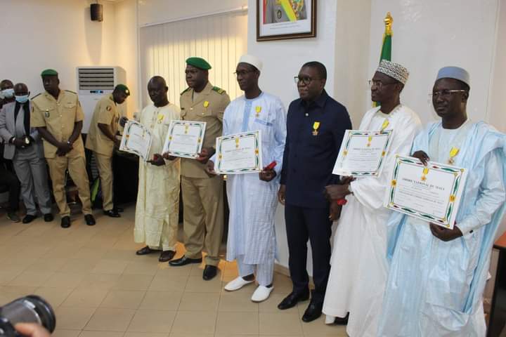 CEREMONIE DE DECORATION 2021 : Le ministre Amadou Keita et dix de ses agents reçoivent la reconnaissance de la nation