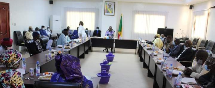 MESRS : Le ministre Pr. Amadou Keita offre un repas symbolique aux conciliateurs et aux partenaires de l’école