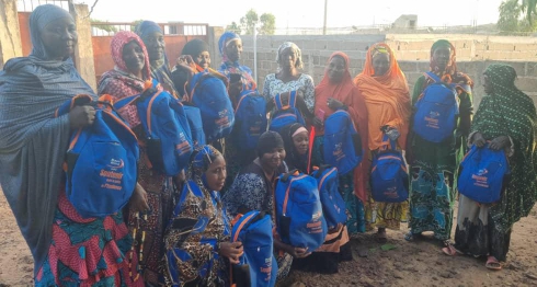 Appui Scolaire : Moov Africa accompagne l’association Niongon Deme Ton avec des kits scolaires.