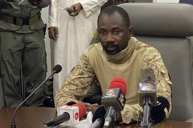 Assimi Goita, le nouvel homme fort du Mali: Du canon et des chars sur les théâtres d’opérations militaires à la bureaucratie.