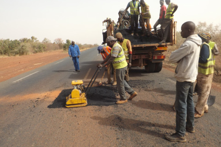 Agence d’Exécution des Travaux d’Entretien Routier (AGEROUTE): De glorieux travaux d’entretien routier effectués dans le District de Bamako