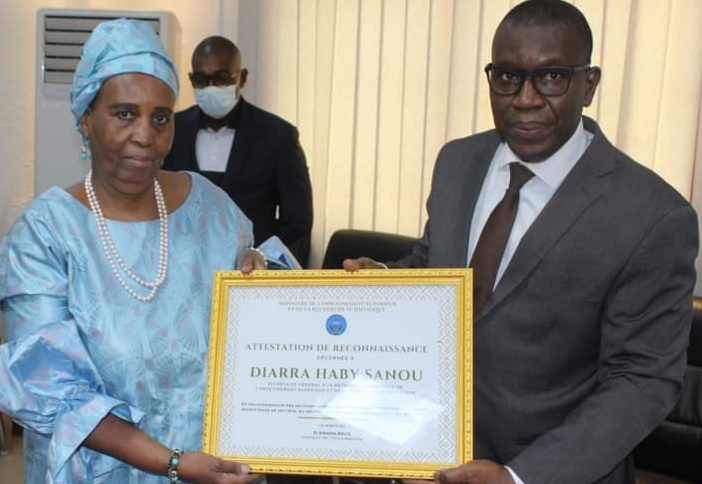 DÉPART À LA RETRAITE : Madame Diarra Haby Sanou honorée par le ministre Pr Amadou Keita