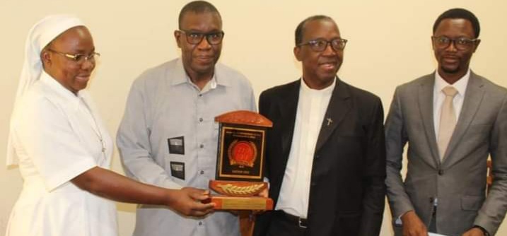 MESRS : Les responsables de l’UCAO présentent au Pr Amadou Keita, le trophée de l’université privée la plus dynamique du Mali