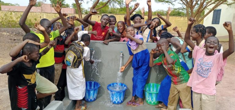 ACTIONS SOCIALES DU PRESIDENT ASSIMI GOITA : Les enfants sourds de l’école Jigiya (Djiguiya) Kalanso de Sokoniko bénéficient d’un château d’eau