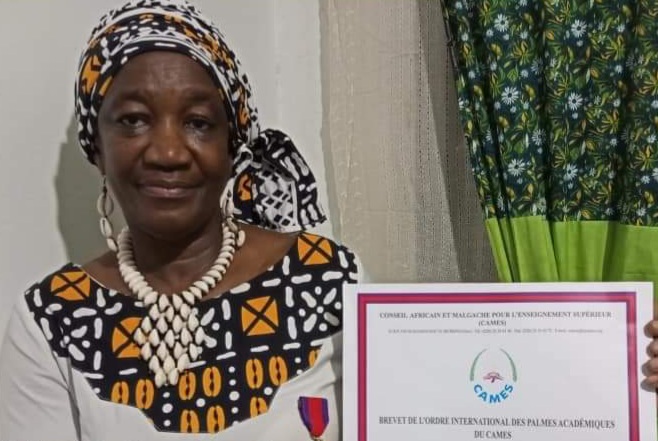 CAMES 2022 : Pr Rokia Sanogo décorée CHEVALIER de l’ordre international des palmes du CAMES pour services rendus à l’enseignement supérieur et à la recherche scientifique en Afrique