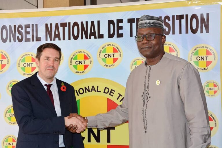 Coopération : Le Président du CNT, le  Général Malick Diaw reçoit l’Ambassadeur du Royaume-Uni au Mali