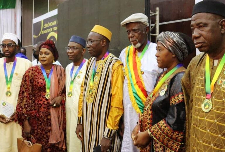 DISTINCTIONS HONORIFIQUES : l’Association des Jeunes Premiers du Mali (AJPM) décore ses 10 personnalités maliennes de l’année 2025