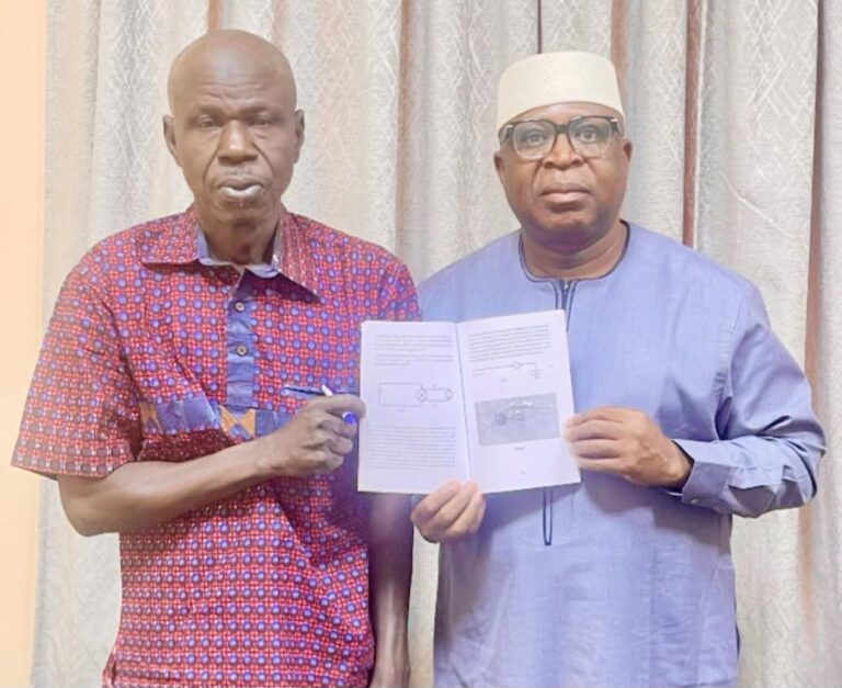 Recherche scientifique : le ministre Pr Bouréma Kansaye encourage et félicite l’inventeur Sékou Amadou Traoré