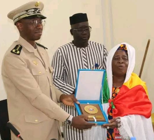KOULIKORO: L&rsquo;artiste Mariam BAGAYOKO présente son trophée Aga Khan Awards au Gouverneur