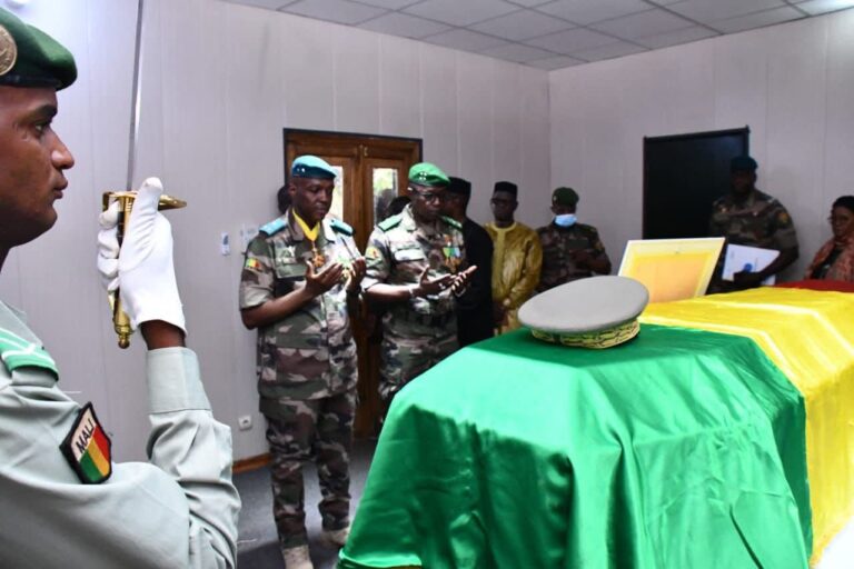 GENERAL D’ARMEE SADIO CAMARA, MINISTRE D’ETAT, MINISTRE DE LA DEFENSE ET DES ANCIENS COMBATTANTS: CES MOTS DU PREMIER MINISTRE, GÉNÉRAL DE DIVISION ABDOULAYE MAÏGA QUI RASSURENT SADIO DANS SA TOMBE, RECONFORTENT ET HONORENT SES PARENTS !