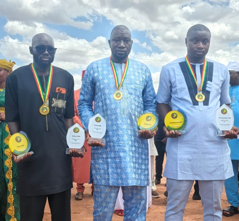 Cercle de Kangaba: Trois jeunes faisant la fierté de la communauté décorés par l’AJPM à Kôfilatiè