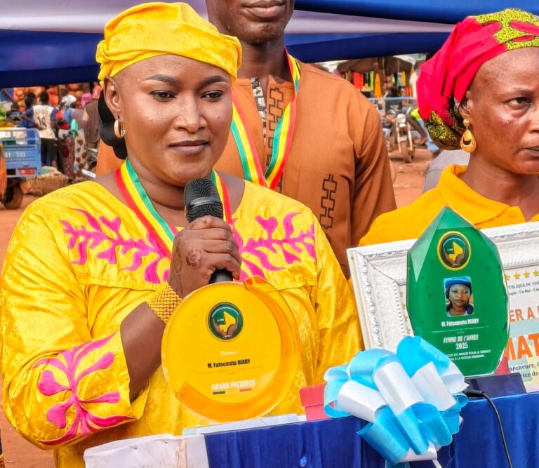 Kéniéba : La conductrice de moto Katakatani et Camion-benne (Cat 777), Madame Keïta Fatoumata Diaby honorée !