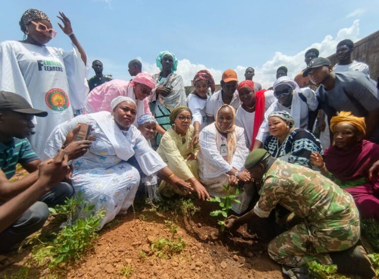 Kati Sanafara : Madame Keïta Aïda M’bo accompagne les Femmes Leaders et le Conseil de la Jeunesse dans le reboisement de l’école Molo B
