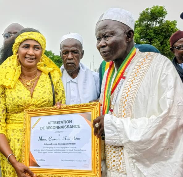 Nossombougou : Madame Camara Ami Sène décorée Ambassadrice du Développement Local par la chefferie !